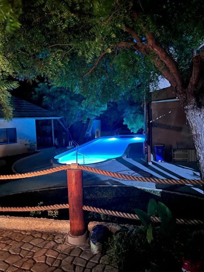 Lunar Dive Resort: Bamboo Villas Kubu Exteriör bild