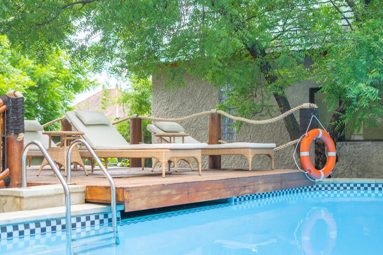 Lunar Dive Resort: Bamboo Villas Kubu Exteriör bild